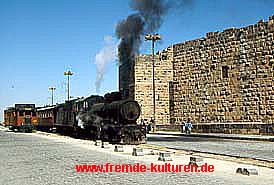 Dampfzug mit Lok 91 und dem Triebwagen von De Dion vor dem antiken Theater in Bosra