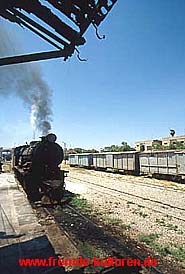 Lok und Güterwagen im Bahnhof von Dera'a