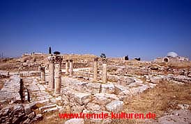 Ruine einer byzantinischen Kirche, im Hintergrund der Omayyadenpalast/Zitadelle von Amman - Jordanien