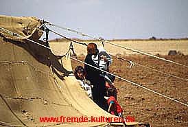 Beduinenfamilie vor ihrem Zelt