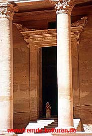 Eingang zum Schatzhaus des Pharao im Hintergrund ein Beduinenpolizist in Petra