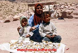 Beduinenfrau mit Kindern beim Verkauf von Souvenirs/Petra - Jordanien