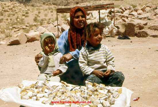 Beduinenfrau mit Kindern beim Verkauf von Souvenirs/Petra - Jordanien