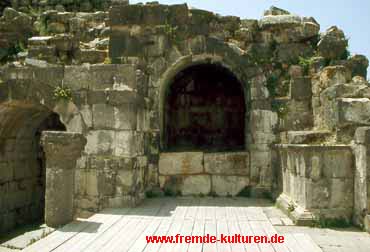 Bühnenaufgang und Römisches Theater in Umm Queis 