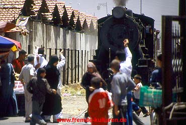 Zugfahrt durch den Souq in Dera'a