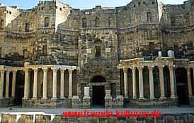 Bühnenwand des römischen Theaters in Bosra