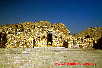 Bishapur - Zentraler Hauptsaal der Palastanlage. Die Sasanidenstadt Bishapur liegt an der ehemaligen Königstrasse, die Persepolis und Istakhr mit Susa und Babylon verband. Die Stadt wurde 266 n. Chr. von Shapur I. gegründet. Sie war damals Verwaltungszentrum der Provinz Fars und hatte Münzrecht.