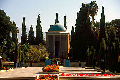Shiraz ist die Hauptstadt der Provinz Fars (Pars = Perser), dem Kernland der Perser. Sie gilt als die Stadt der Liebe, der Rosen und der Nachtigallen. Dem Dichter Hafiz wurde nach dessen Tod inmitten eines Parks  ein Mausoleum errichtet. Der zweite berühmte Dichter der Stadt war Saadi, dem ebenfalls in einem Park ein Grabmal errichtet wurde. 