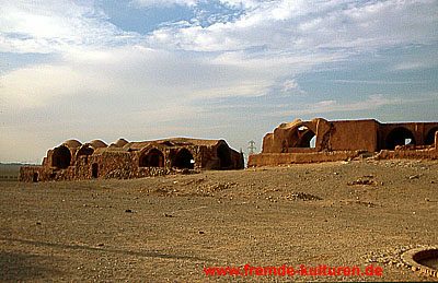 Yazd - Ruinen der Totenhäuser. Feuer, Erde Wasser und Luft sind im Zoroastrismus heilige Elemente, die vor Verunreinigung geschützt werden müssen. Leichen sind unrein und dürfen nicht in Erde und Wasser bestattet oder im Feuer verbrannt werden.
