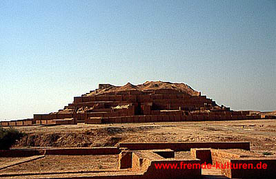 Choga Zanbil -  Heiliger Bezirk mit der Tempelanlage.  Choga Zanbil wurde von dem mittelelamischen König Untash-Napirisha (1275 bis 1240 v. Chr.) als Dur Untash erbaut. Es war sowohl Regierungszentrum als auch Kultstätte, was heute noch an dem heiligen Bezirk mit der ehemaligen Zikkurat, einer fünfstufigen Pyramide, zu sehen ist. Es wird angenommen, dass auf der obersten Terrasse ein Tempel gestanden hat. Die rekonstruierte Gesamthöhe mit dem Tempel betrug wahrscheinlich 52,50 m, was 100 elamischen Ellen entspricht.