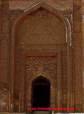 Hammadan - Grabbau Gonbad_e Alavian. Das Eingangsportal ist reich mit Stuckdekor verziert.