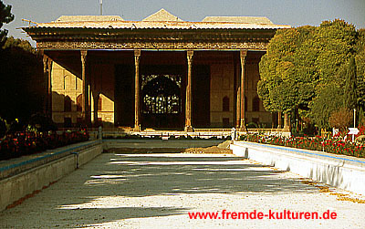 Isfahan - Chehel-Sotun-Palast. Der repräsentativer Palast befindet sich in einem schön angelegten Park in der Nähe der Abassi-Karawanserei. Die Palastanlage wurde im 16. Jh. von den Safawiden erbaut und später erweitert. Chehel Sotun Bedeutet vierzig Sulen. Auf der Terasse befinden sich zwanzig Säulen, die sich im davorliegenden Wasserbecken spiegeln.